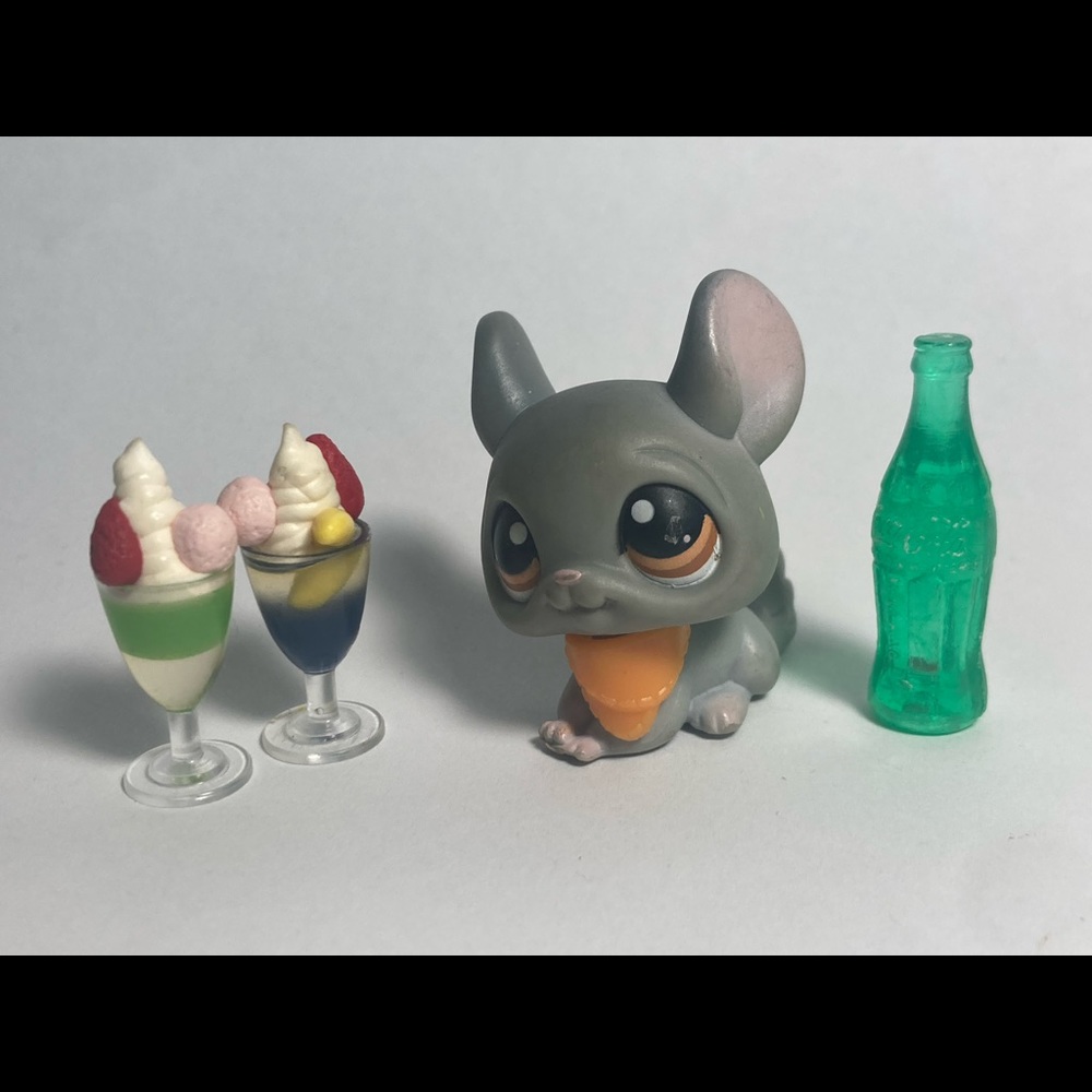 Hasbro Littlest Pet Shop Gray Chinchilla with Orange Eyes #144 plus free Toys
